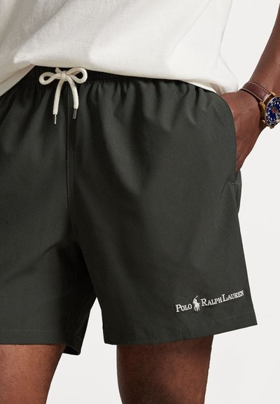 Tmavohnedé plavky so širokým elastickým pásom, bielou šnúrkou na sťahovanie a vyšitým logom "Polo Ralph Lauren" na spodnom leme.