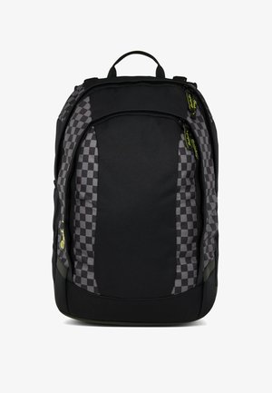 Sac à dos noir avec un motif gris à carreaux, compartiments zippés, dos rembourré et poignée supérieure pour un transport facile. Matériau imperméable.