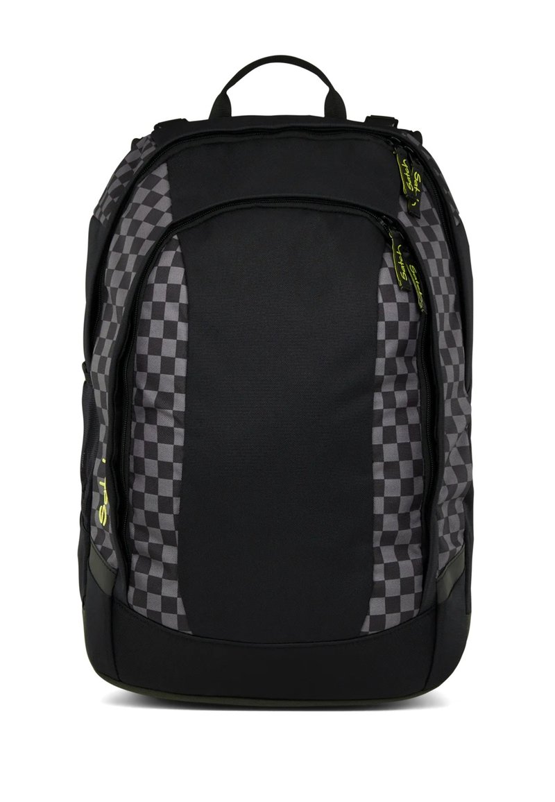 Sac à dos noir avec un motif gris à carreaux, compartiments zippés, dos rembourré et poignée supérieure pour un transport facile. Matériau imperméable.