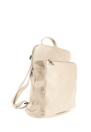 Beiger Leder-Rucksack mit strukturierter Oberfläche, einer Reißverschluss-Vorfronttasche und verstellbaren Trägern. Verfügt über einen oberen Tragegriff für einfachen Transport.