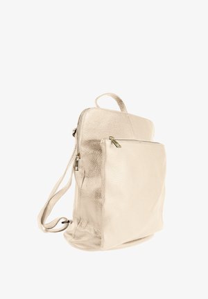 Beige leren rugzak met een gestructureerde afwerking, een ritsvak aan de voorkant en verstelbare schouderbanden. Voorzien van een bovenhandvat voor gemakkelijk dragen.