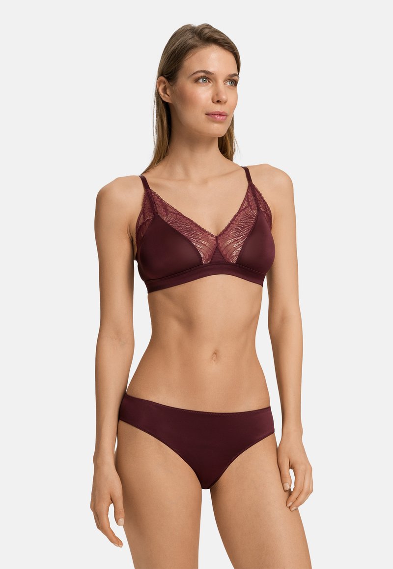 Ensemble de lingerie bordeaux comprenant un bralette à décolleté en V avec des accents en dentelle et un bas de bikini assorti, tous deux lisses et ajustés.