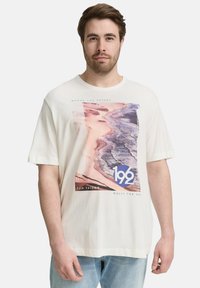 Crème-kleurige katoenen T-shirt met een frontale grafische print van een landschap met golven, roze en paarse tinten, en het logo "192" in het blauw.