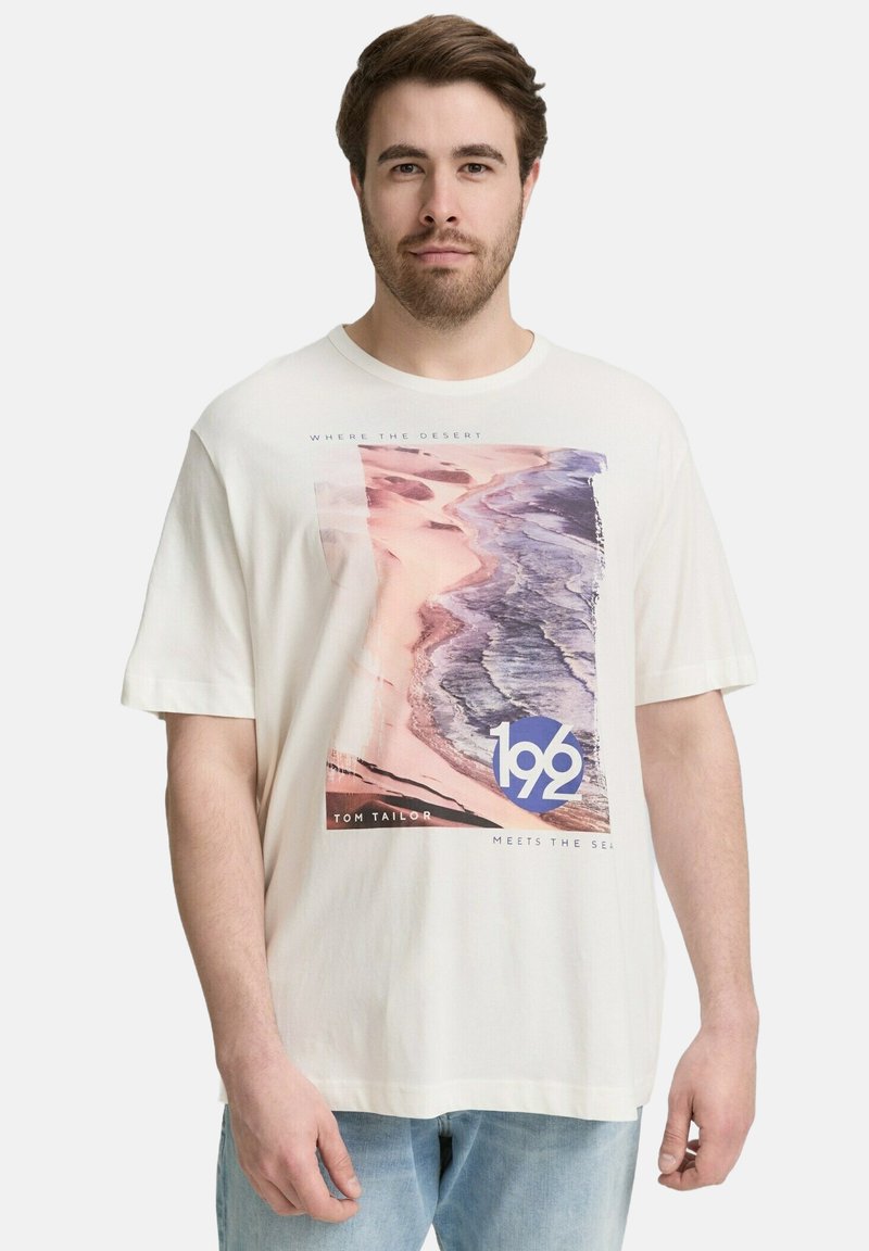 Crème-kleurige katoenen T-shirt met een frontale grafische print van een landschap met golven, roze en paarse tinten, en het logo "192" in het blauw.