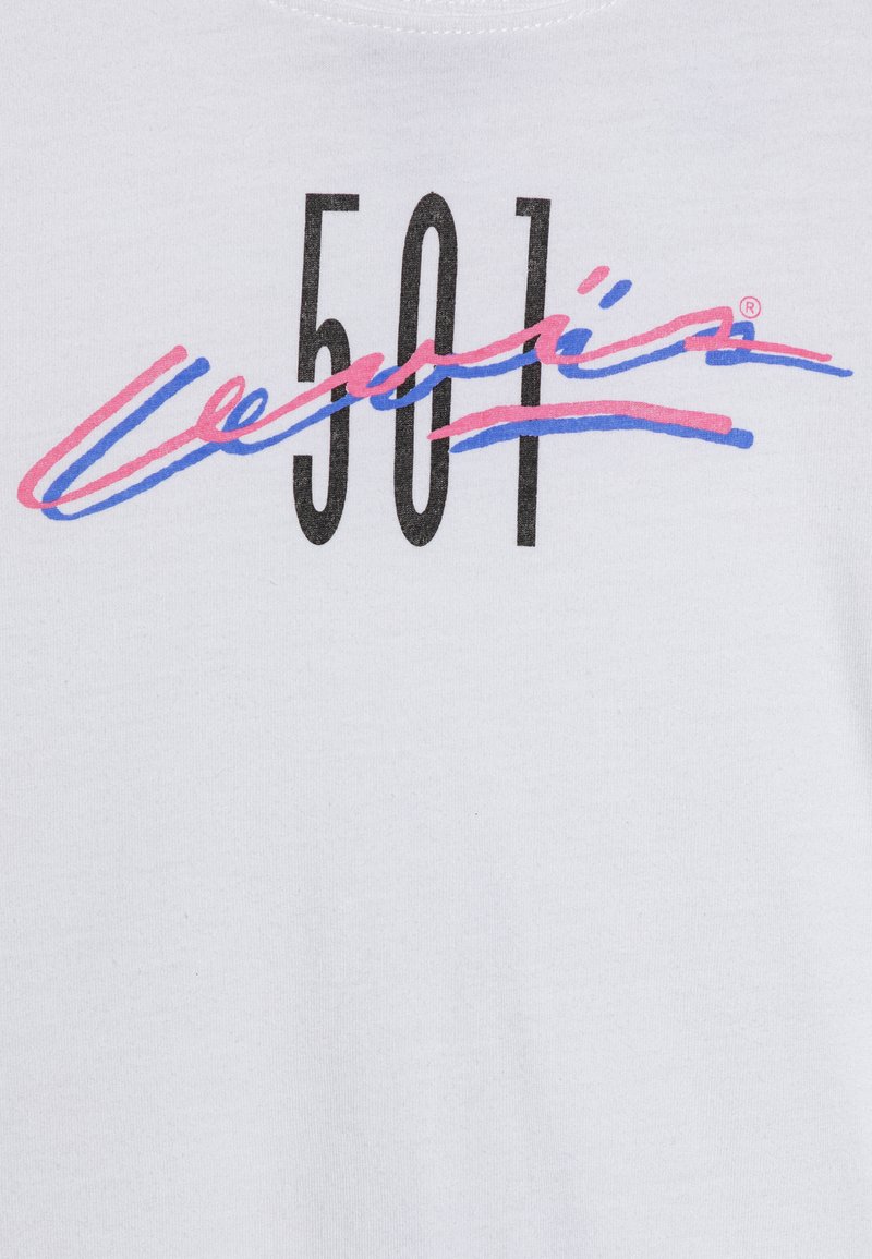 T-shirt en coton blanc avec le numéro noir "501" et des accents cursifs colorés en rose et bleu. Texture simple et lisse. Design décontracté.