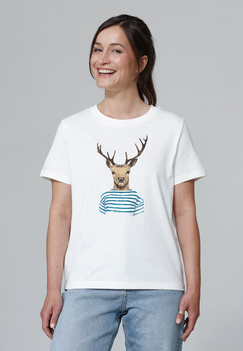Witte katoenen t-shirt met een hert met een gewei dat een blauw-wit gestreept shirt draagt. Korte mouwen en een ronde halslijn.