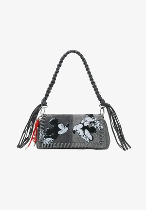 Sac à main gris avec poignée tressée, franges en forme de pampilles, et illustrations noir et blanc de Mickey Mouse se faisant face sur le panneau avant.