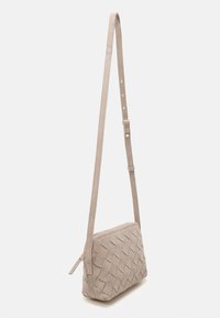 Borsa a tracolla in suede intrecciato beige con forma piatta, tracolla regolabile e chiusura a zip. Presenta un motivo a incrocio sul davanti.