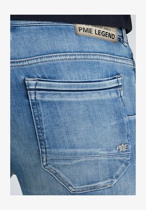 Lys blå denimjeans med en buet baglomme, der har et PME Legend-mærke og subtile sydetaljer. Glat tekstur og klassisk pasform.