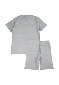 Vue arrière d'un ensemble composé d'un t-shirt à manches courtes gris clair uni et d'un short assorti avec ceinture élastique, posé à plat sur un fond blanc.