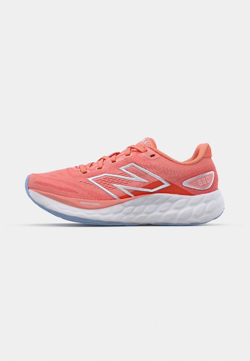 Zapatilla de running de malla coral con detalles en blanco. Presenta una suela blanca acolchada y un detalle del logo en el lateral. Diseño ligero para mayor comodidad.