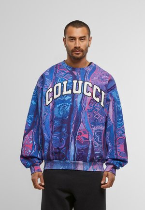 Felpa oversize colorata in sfumature di blu e viola, con un motivo grafico e "COLUCCI" in lettere bianche sul petto.