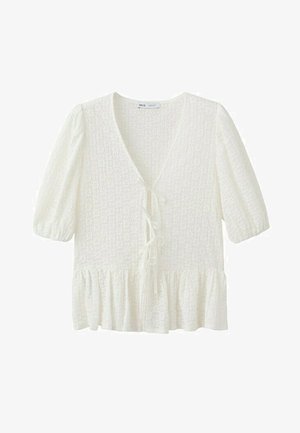 Bluza albă texturată cu mâneci scurte bufante, decolteu în V, trei închideri cu fundă în față și tiv cu volănașe.