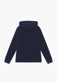 Granatowy polarowy hoodie o gładkiej teksturze, z dużym kapturem, długimi rękawami i ściągaczami. Charakteryzuje się prostym, nieozdobionym wzorem.