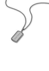 Collana in acciaio inossidabile con ciondolo rettangolare testurizzato, caratterizzato dalla parola "POLICE" incisa su una superficie liscia.