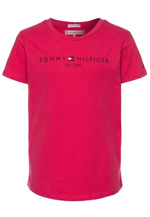 Czerwona bawełniana koszulka z krótkim rękawem z nadrukiem "Tommy Hilfiger Est. 1985" i logo marki w czerni i bieli na piersi.