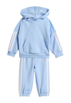 Conjunto de sudadera con capucha y pantalones de chándal en azul claro con triples franjas blancas en las mangas y las piernas, y pequeño logo blanco en el pecho y el muslo.
