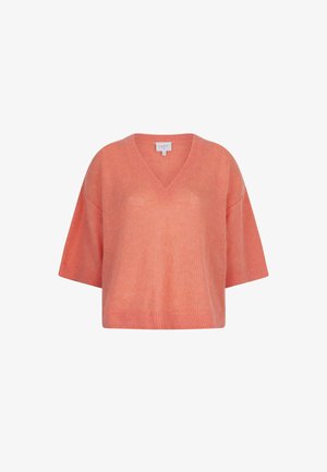 Koraalkleurige gebreide trui met een V-hals, korte wijde mouwen en een ontspannen pasvorm. De textuur lijkt zacht en lichtgewicht, geschikt voor lagen.