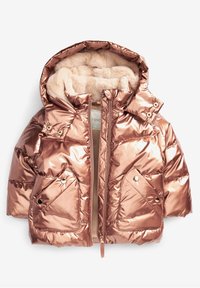 Veste matelassée rose doré métallique avec capuche bordée de fausse fourrure, fermeture éclair à l'avant, poches à bouton-pression et détails à boutons-pression sur le col et les manches.