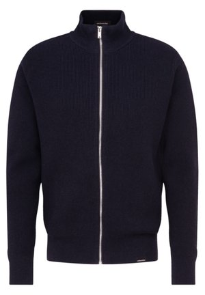 Marineblauer Zip-Pullover aus geripptem Strickstoff, mit hohem Kragen und enganliegenden Bündchen, sowie einem kleinen Markenschild in der unteren linken Ecke.