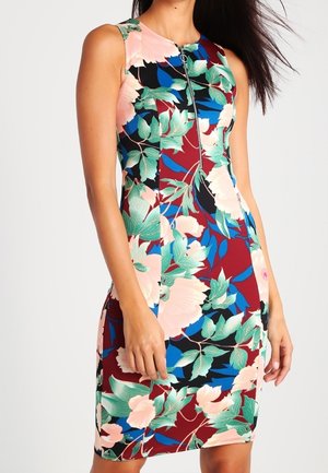Robe sans manches, longueur au genou, avec un grand imprimé floral rose et vert sur un fond noir, bleu et bordeaux, avec un détail de fermeture éclair à l'avant.