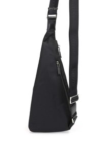 Borsa a tracolla triangolare nera realizzata in tessuto resistente, con una tasca zip, tracolla regolabile e accenti in metallo.
