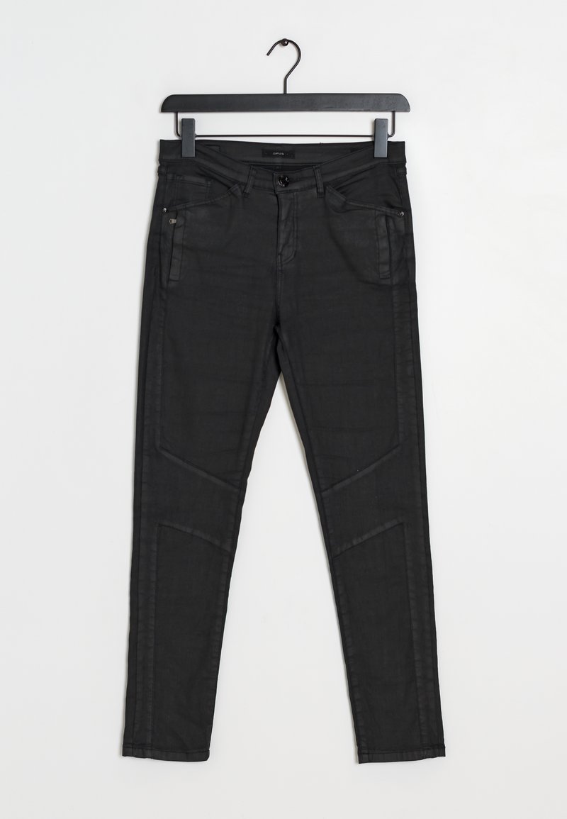 Jean en denim noir à coupe slim, avec deux poches frontales, une légère texture et des coutures angulaires pour un design moderne.