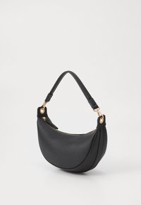 Bolsa de mão em pele preta com uma textura lisa, forma curvada, detalhes em metal dourado e uma única alça ajustável. Fecho em zíper na parte superior.