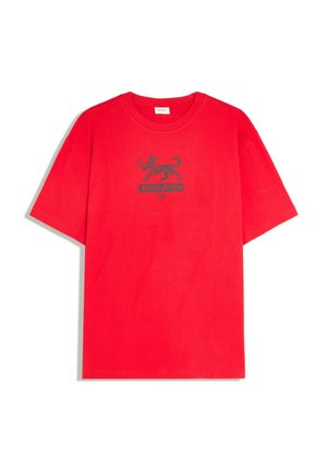 Rotes T-Shirt mit kurzen Ärmeln, einer kleinen schwarzen Löwengrafik und dem Text "Dead & Fearless 2025" mittig auf der Brust.