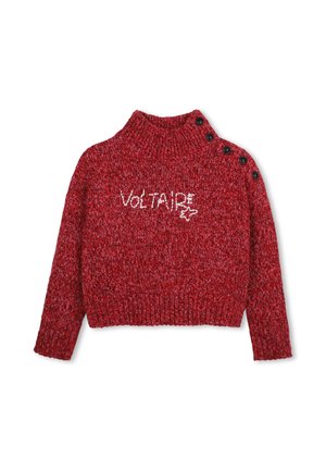 Pull rouge en maille avec un col montant, des boutons noirs sur l'épaule et un texte blanc indiquant « "VOLTAIRE" » avec une petite étoile.