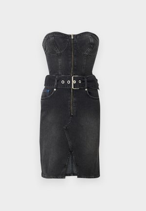 Schwarzes Denim-strapless Kleid mit einem Reißverschluss vorne, tailliertem Oberteil und einem Gürtel in der Taille, der silberne Beschläge aufweist und einen geschlitzten Saum hat.