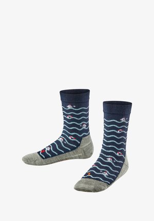 Chaussettes bleu marine avec un motif de vagues, ornées de designs de poissons blancs et rouges. Talons et bouts de couleur grise, avec des bordures côtelées aux chevilles. Texture douce.