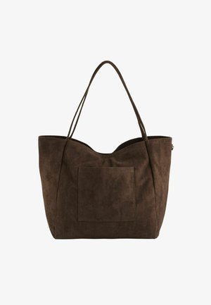 Bruine suede tote bag met twee lange handvatten, brede opening en een grote voorkant zak. Zachte textuur met een minimalistisch ontwerp.