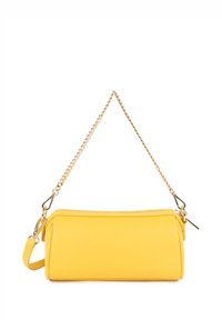 Pochette en cuir jaune avec une finition texturée, fermeture zippée et une sangle en chaîne dorée amovible. Forme rectangulaire compacte.