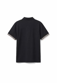 Polo de manga corta negro con cuello y puños acanalados que presentan franjas blancas, grises y marrones, mostrado desde atrás sobre un fondo blanco.