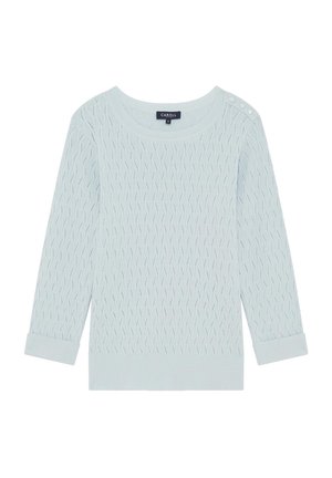 Pull en maille bleu clair avec un motif de diamant texturé, col rond, trois boutons à l'épaule et manches trois-quarts.