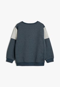 Granatowy sweatshirt z jasnoszarymi blokami kolorów na górnych rękawach, ribbowane mankiety i dół, pokazany z tyłu na białym tle.