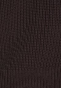 Dunkelbrauner gerippter Strickstoff mit vertikalen Linien und einer weichen Textur, ideal für Kleidungsstücke wie Pullover oder Schals.