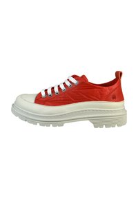 Baskets rouges avec une semelle en caoutchouc blanche, présentant une texture lisse, un bout rond et des lacets blancs. Comprend un onglet à l'arrière pour un enfilage facile.