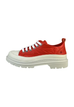 Baskets rouges avec une semelle en caoutchouc blanche, présentant une texture lisse, un bout rond et des lacets blancs. Comprend un onglet à l'arrière pour un enfilage facile.