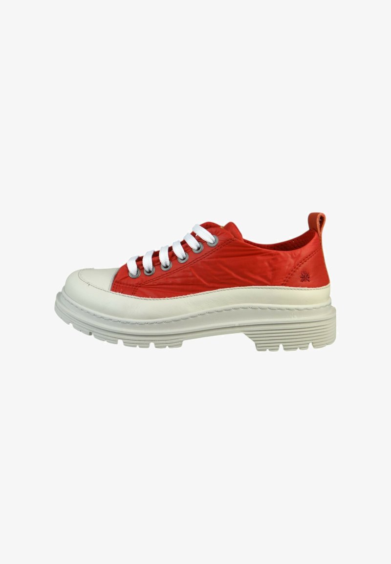 Czerwony sneakers z białą gumową podeszwą, o gładkiej teksturze, okrągłym nosku i białymi sznurówkami. Zawiera tylną pętelkę ułatwiającą zakładanie.