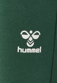 Hummel ON  - Träningsbyxor - pineneedle