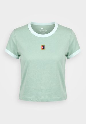 Ανοιχτό πράσινο cropped t-shirt με λευκό στρογγυλό γιακά και μανίκια, με ένα μικρό πολύχρωμο ταμπελάκι με το λογότυπο της Nike στο κέντρο του στήθους.