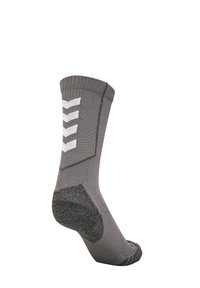 Grijze sportkous met een wit chevronpatroon en versterkte hak, met een geribde rand en ademend materiaal voor comfort.