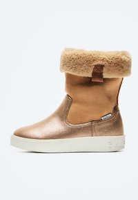 Metallisk kobberfarvet anklet støvle med kunstpelskant, elastiske sidepaneler og hvid platformsål. Glat tekstur med syningsdetaljer.