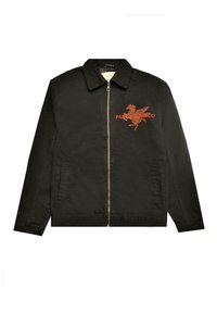 Schwarze Jacke mit Reißverschluss vorne, spitzem Kragen und einem orangefarbenen, gestickten Pferdemotiv mit dem Text "PAS DE MONACO" auf der linken Brust.