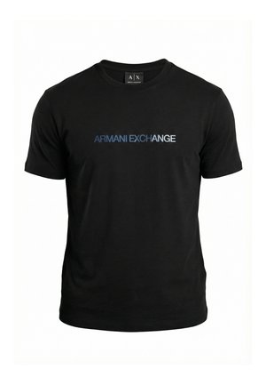 Schwarzes T-Shirt mit kurzen Ärmeln und Rundhalsausschnitt, auf der Brust befindet sich der Schriftzug "ARMANI EXCHANGE" in einem Farbverlauf von Blau zu Weiß.