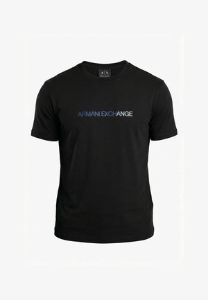 Zwart T-shirt met korte mouwen en een ronde hals, met "ARMANI EXCHANGE" in een verloop van blauw naar wit gedrukt over de borst.