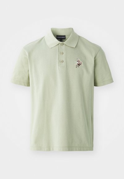 Camisa polo verde-claro feita de algodão, com um design liso, gola de três botões e um logotipo de cavalo bordado no lado esquerdo do peito.