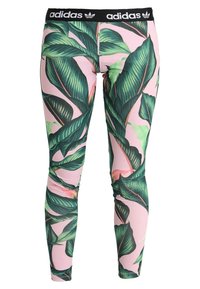 Zelený listový vzor na růžové tkanině, přiléhavý design, elastický černý pás s logem adidas. Ideální pro sportovní nebo volnočasové oblečení.